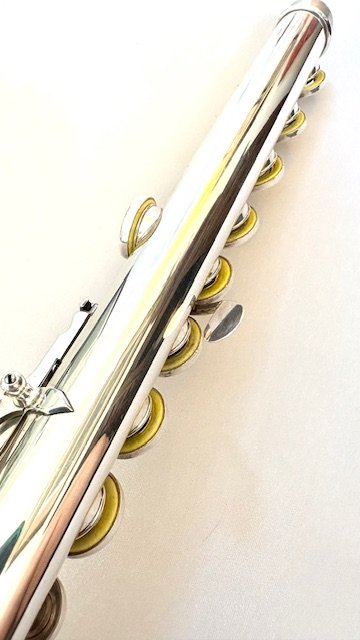 IMG_5201.jpg Powell Handmade Commercial All Silver Flute, OVERHAULED! In-line G, B foot, Heavywall, 14k Gold Riser, 1-year Warranty!