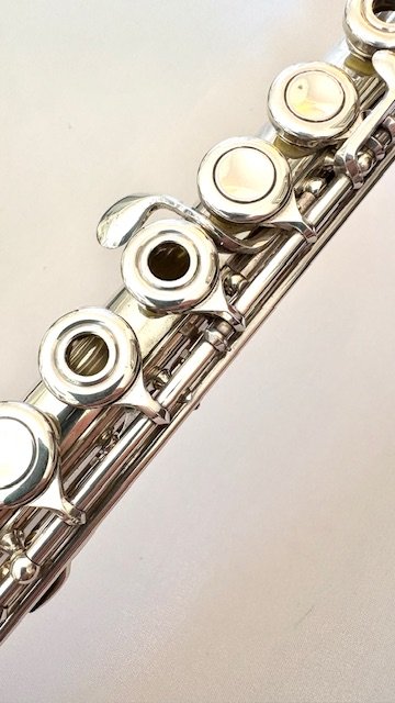 IMG_5203.jpg Powell Handmade Commercial All Silver Flute, OVERHAULED! In-line G, B foot, Heavywall, 14k Gold Riser, 1-year Warranty!