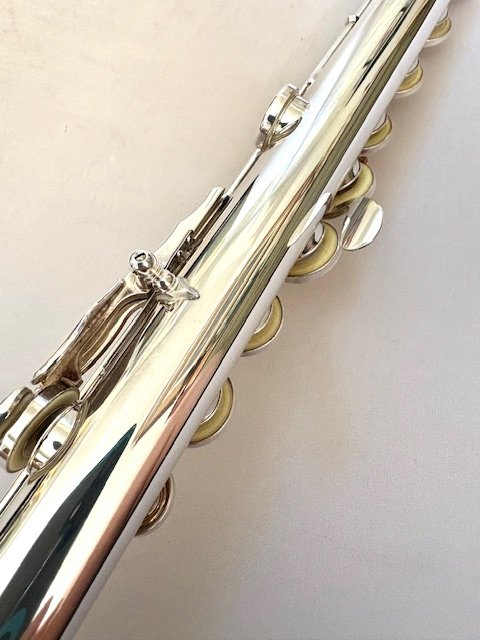 IMG_6079.jpg Yamaha YFL-774 All Silver Professional Flute, Offset G, Heavywall, Split E Mechanism, Upgraded Lillian Burkart Headjoint, Overhauled!, Warranty!!