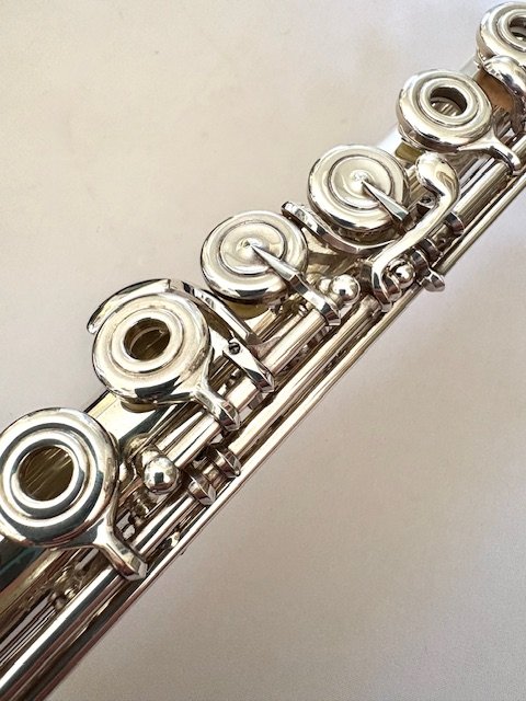 IMG_6080.jpg Yamaha YFL-774 All Silver Professional Flute, Offset G, Heavywall, Split E Mechanism, Upgraded Lillian Burkart Headjoint, Overhauled!, Warranty!!