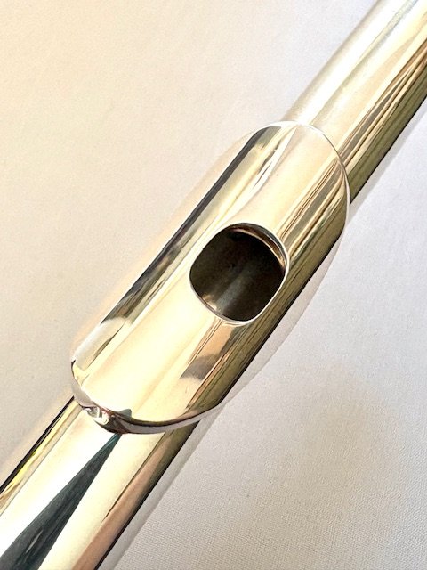 IMG_7075.jpg New! Haynes Samperi Pinnacle Flute, Sterling Silver Hand-cut Headjoint, 14K Riser, Silver body, Offset G, D# Roller, C# Trill, Split E Mechanism, Warranty!