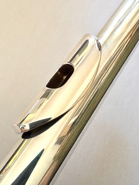 IMG_7076.jpg New! Haynes Samperi Pinnacle Flute, Sterling Silver Hand-cut Headjoint, 14K Riser, Silver body, Offset G, D# Roller, C# Trill, Split E Mechanism, Warranty!