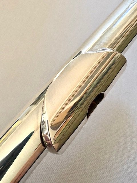 IMG_7077.jpg New! Haynes Samperi Pinnacle Flute, Sterling Silver Hand-cut Headjoint, 14K Riser, Silver body, Offset G, D# Roller, C# Trill, Split E Mechanism, Warranty!
