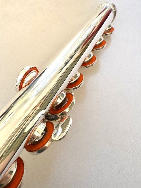 IMG_7081.jpg New! Haynes Samperi Pinnacle Flute, Sterling Silver Hand-cut Headjoint, 14K Riser, Silver body, Offset G, D# Roller, C# Trill, Split E Mechanism, Warranty!