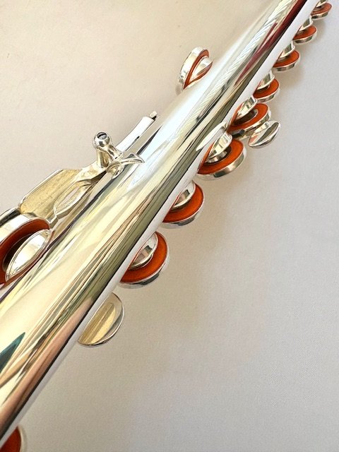 IMG_7082.jpg New! Haynes Samperi Pinnacle Flute, Sterling Silver Hand-cut Headjoint, 14K Riser, Silver body, Offset G, D# Roller, C# Trill, Split E Mechanism, Warranty!