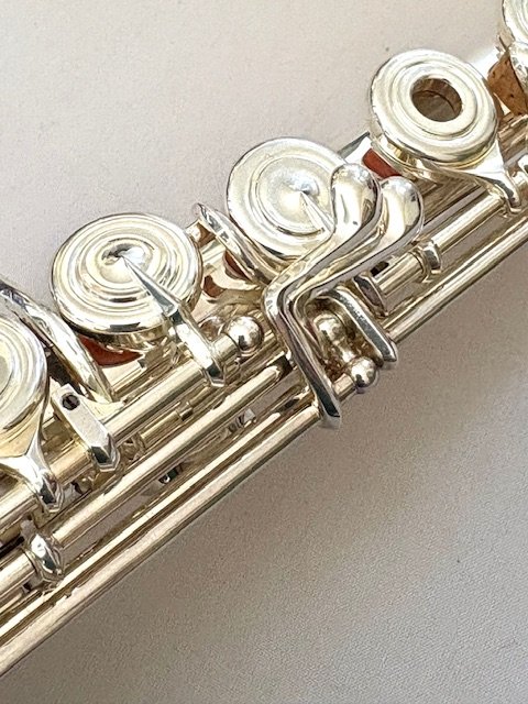IMG_7083.jpg New! Haynes Samperi Pinnacle Flute, Sterling Silver Hand-cut Headjoint, 14K Riser, Silver body, Offset G, D# Roller, C# Trill, Split E Mechanism, Warranty!