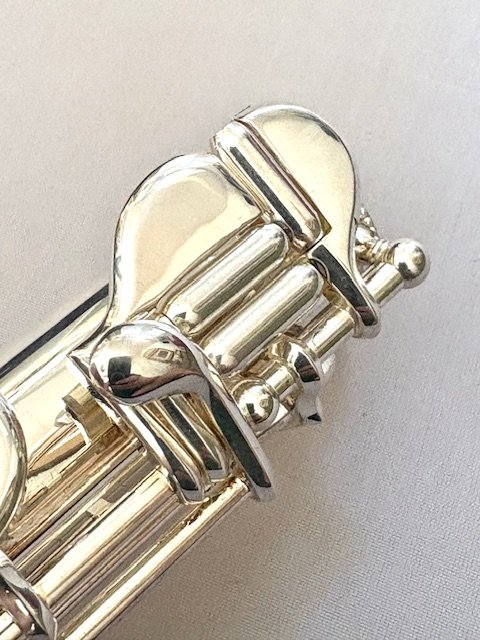 IMG_7084.jpg New! Haynes Samperi Pinnacle Flute, Sterling Silver Hand-cut Headjoint, 14K Riser, Silver body, Offset G, D# Roller, C# Trill, Split E Mechanism, Warranty!