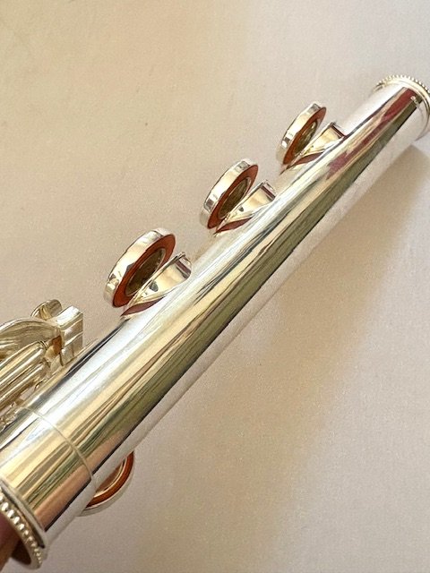 IMG_7085.jpg New! Haynes Samperi Pinnacle Flute, Sterling Silver Hand-cut Headjoint, 14K Riser, Silver body, Offset G, D# Roller, C# Trill, Split E Mechanism, Warranty!