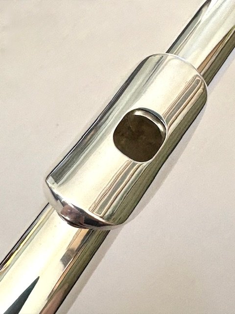 IMG_8032.jpg Haynes Amadeus AF-900 Flute, Sterling Silver Headjoint/Body, Offset G, C# Trill, Warranty!