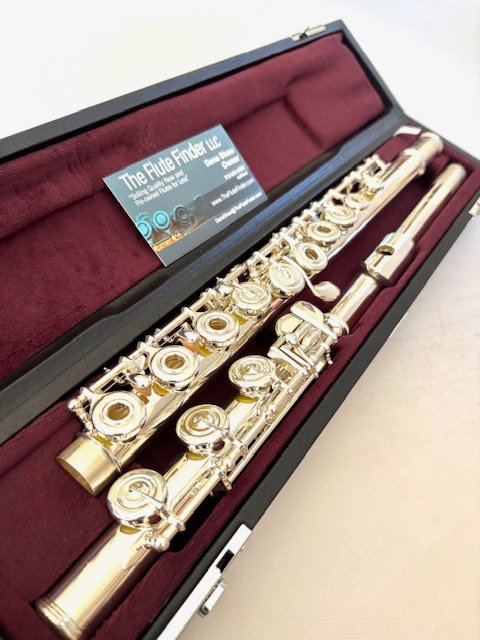 IMG_8068.jpg Yamaha YFL 462 Solid Silver Flute, Offset G, Flute Finder Warranty!