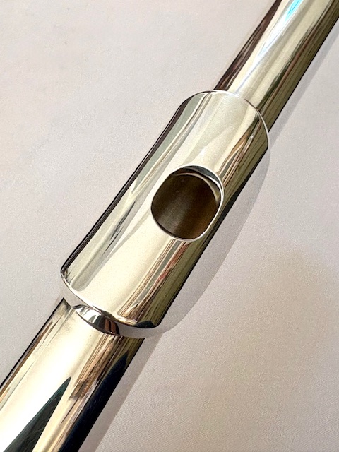Yamaha YFL-687 Professional Level Solid Silver Flute, Heavywall, In-line G, C# Trill, High E Facilitator, 1-year Warranty!