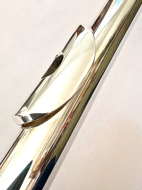 Yamaha YFL-687 Professional Level Solid Silver Flute, Heavywall, In-line G, C# Trill, High E Facilitator, 1-year Warranty!