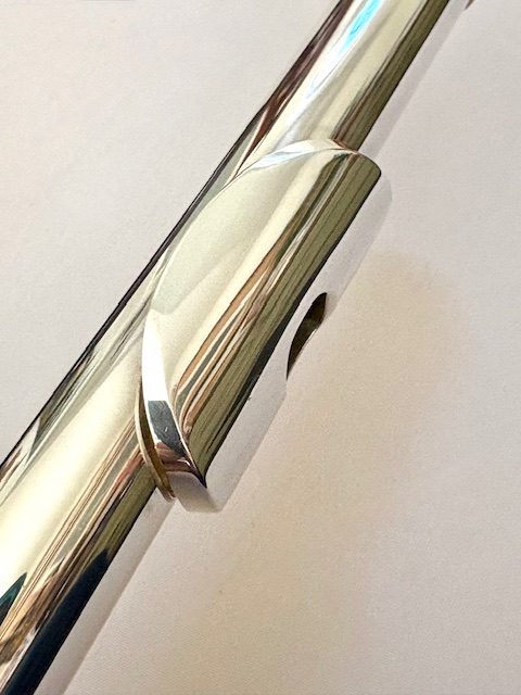 Yamaha YFL-687 Professional Level Solid Silver Flute, Heavywall, In-line G, C# Trill, High E Facilitator, 1-year Warranty!