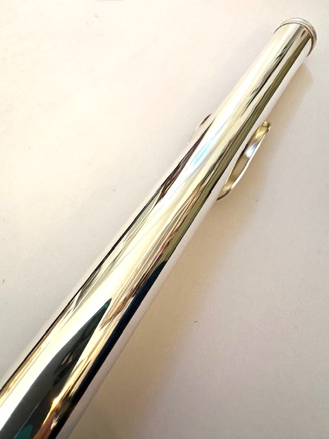 Yamaha YFL-687 Professional Level Solid Silver Flute, Heavywall, In-line G, C# Trill, High E Facilitator, 1-year Warranty!
