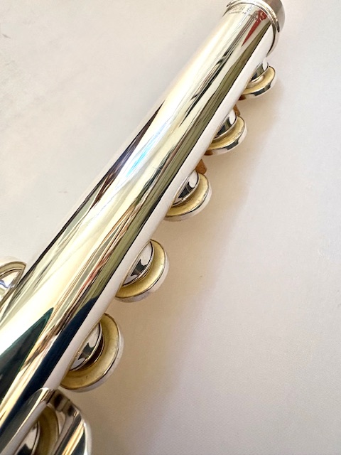 Yamaha YFL-687 Professional Level Solid Silver Flute, Heavywall, In-line G, C# Trill, High E Facilitator, 1-year Warranty!