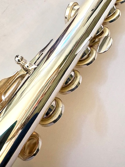 Yamaha YFL-687 Professional Level Solid Silver Flute, Heavywall, In-line G, C# Trill, High E Facilitator, 1-year Warranty!