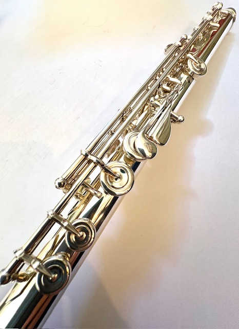 Yamaha YFL-687 Professional Level Solid Silver Flute, Heavywall, In-line G, C# Trill, High E Facilitator, 1-year Warranty!