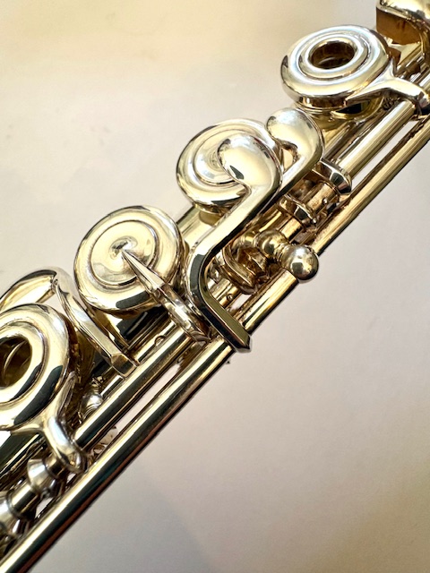 Yamaha YFL-687 Professional Level Solid Silver Flute, Heavywall, In-line G, C# Trill, High E Facilitator, 1-year Warranty!