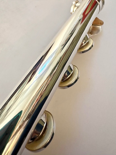 Yamaha YFL-687 Professional Level Solid Silver Flute, Heavywall, In-line G, C# Trill, High E Facilitator, 1-year Warranty!