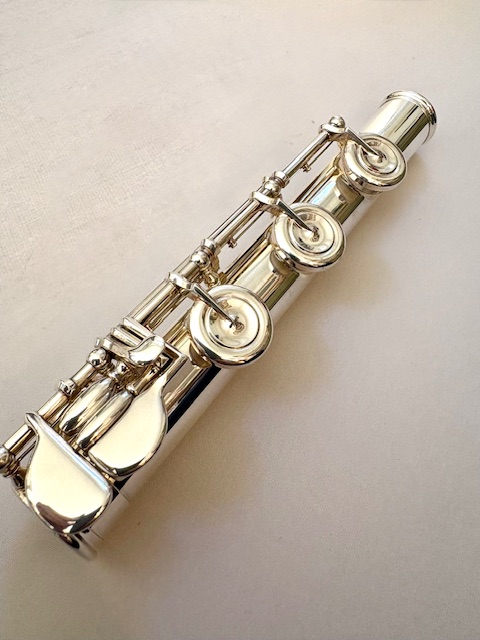 Yamaha YFL-687 Professional Level Solid Silver Flute, Heavywall, In-line G, C# Trill, High E Facilitator, 1-year Warranty!