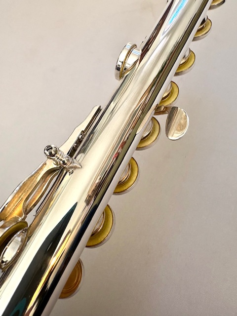 Yamaha YFL-684H Professional Level Solid Silver Flute, In-line G, C# Trill Key, High E Facilitator, B foot, 1-Year Warranty!