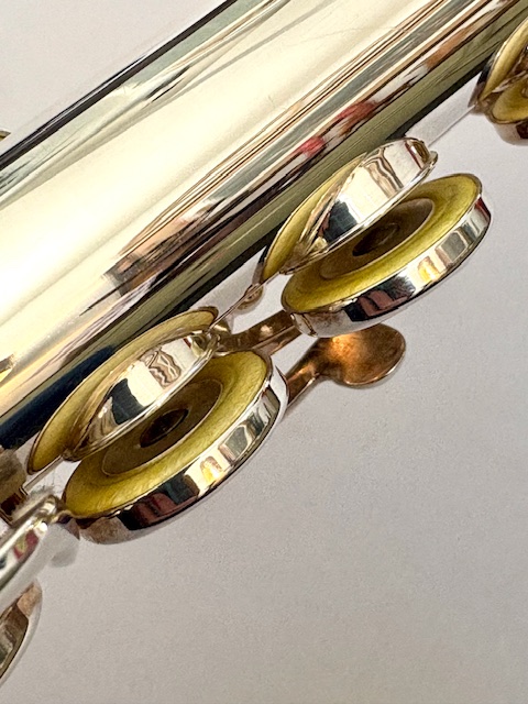 Yamaha YFL-684H Professional Level Solid Silver Flute, In-line G, C# Trill Key, High E Facilitator, B foot, 1-Year Warranty!