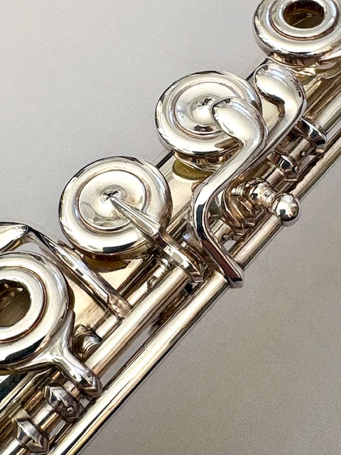 Yamaha YFL-684H Professional Level Solid Silver Flute, In-line G, C# Trill Key, High E Facilitator, B foot, 1-Year Warranty!