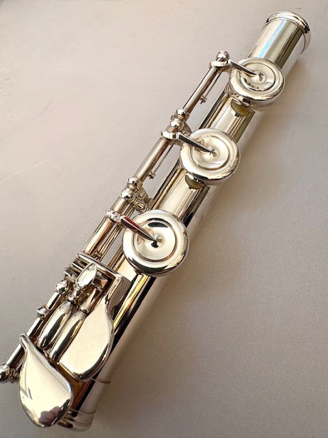 Yamaha YFL-684H Professional Level Solid Silver Flute, In-line G, C# Trill Key, High E Facilitator, B foot, 1-Year Warranty!