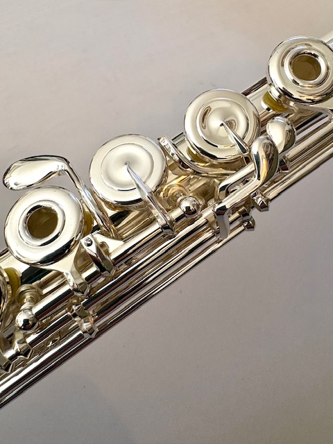 New! Pearl Dolce Series PF-695 Handmade Flute, Solid Silver Forza Headjoint, Offset G, Split E Mechanism, C# Trill, D# Roller, Factory Warranty!