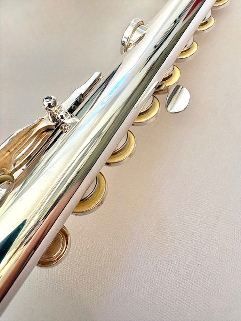 Yamaha YFL-687 Professional Level Solid Silver Flute, Heavywall, In-line G, C# Trill, 1-Year Warranty!