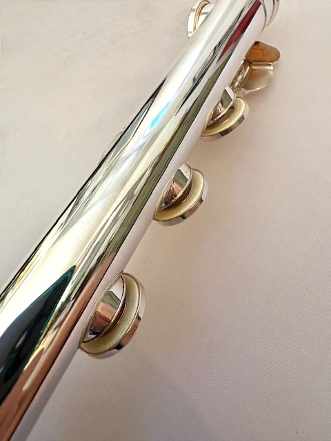 Yamaha YFL-687 Professional Level Solid Silver Flute, Heavywall, In-line G, C# Trill, 1-Year Warranty!