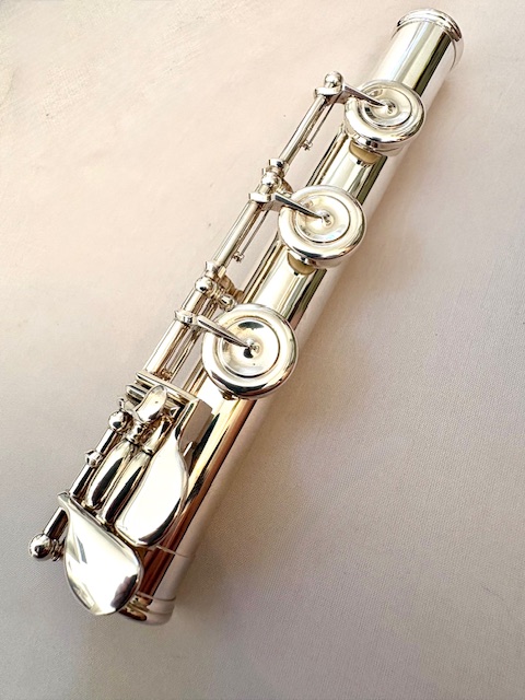 Yamaha YFL-687 Professional Level Solid Silver Flute, Heavywall, In-line G, C# Trill, 1-Year Warranty!