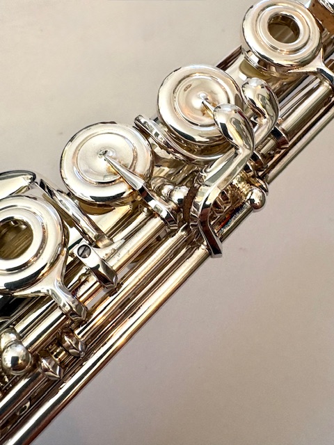 Yamaha YFL-677 Professional Line Flute, Solid Silver Headjoint and Body, Heavywall, Offset G, C# Trill, Split E Mechanism, Warranty!