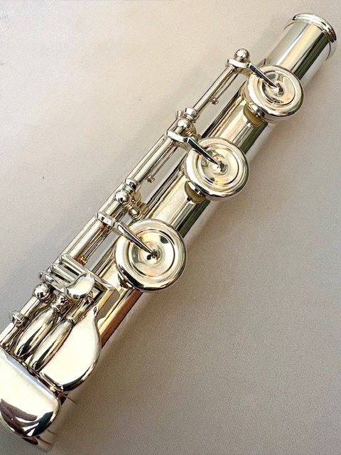 Yamaha YFL-677 Professional Line Flute, Solid Silver Headjoint and Body, Heavywall, Offset G, C# Trill, Split E Mechanism, Warranty!