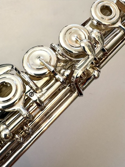 Yamaha YFL-677 Professional Line Flute, Solid Silver Headjoint and Body, Heavywall, Offset G, C# Trill, Split E Mechanism, Warranty!